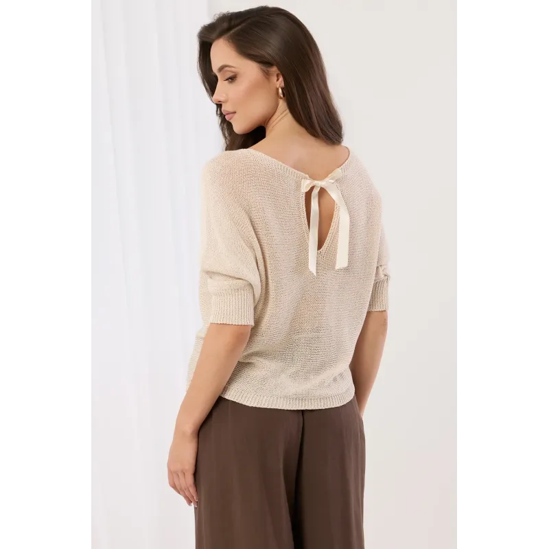 Sweter z rękawami typu nietoperz i ozdobną kokardą na plecach