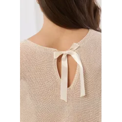 Sweter z rękawami typu nietoperz i ozdobną kokardą na plecach