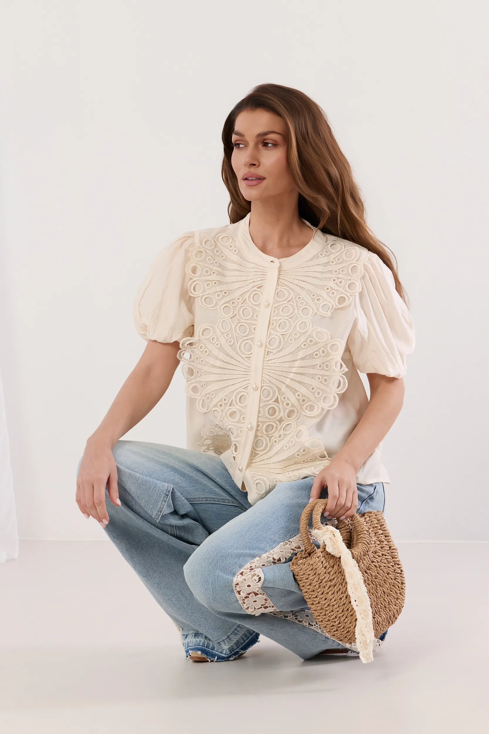 Koszula z ażurowym panelem i bufiastymi rękawami