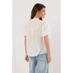 Koszula z ażurowym panelem i bufiastymi rękawami