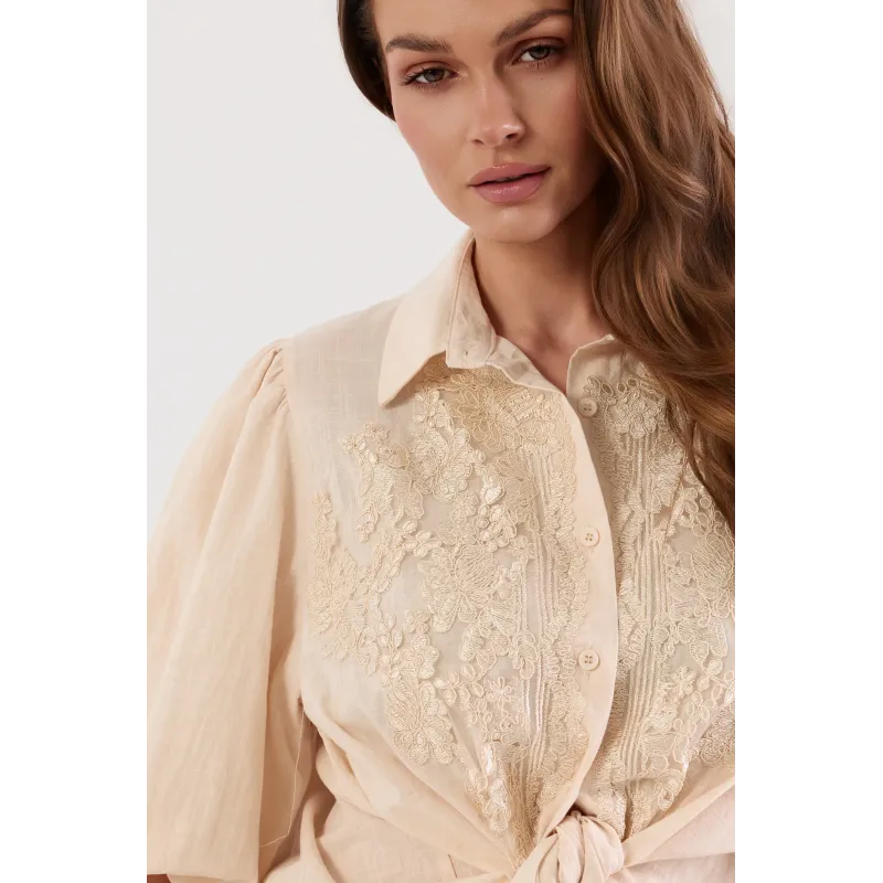 Koszula z koronkowym panelem i bufiastymi rękawami
