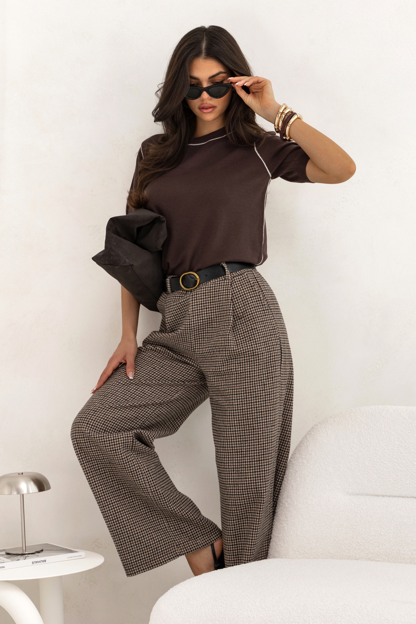 SWETER Z KONTRASTOWYM OBSZYCIEM