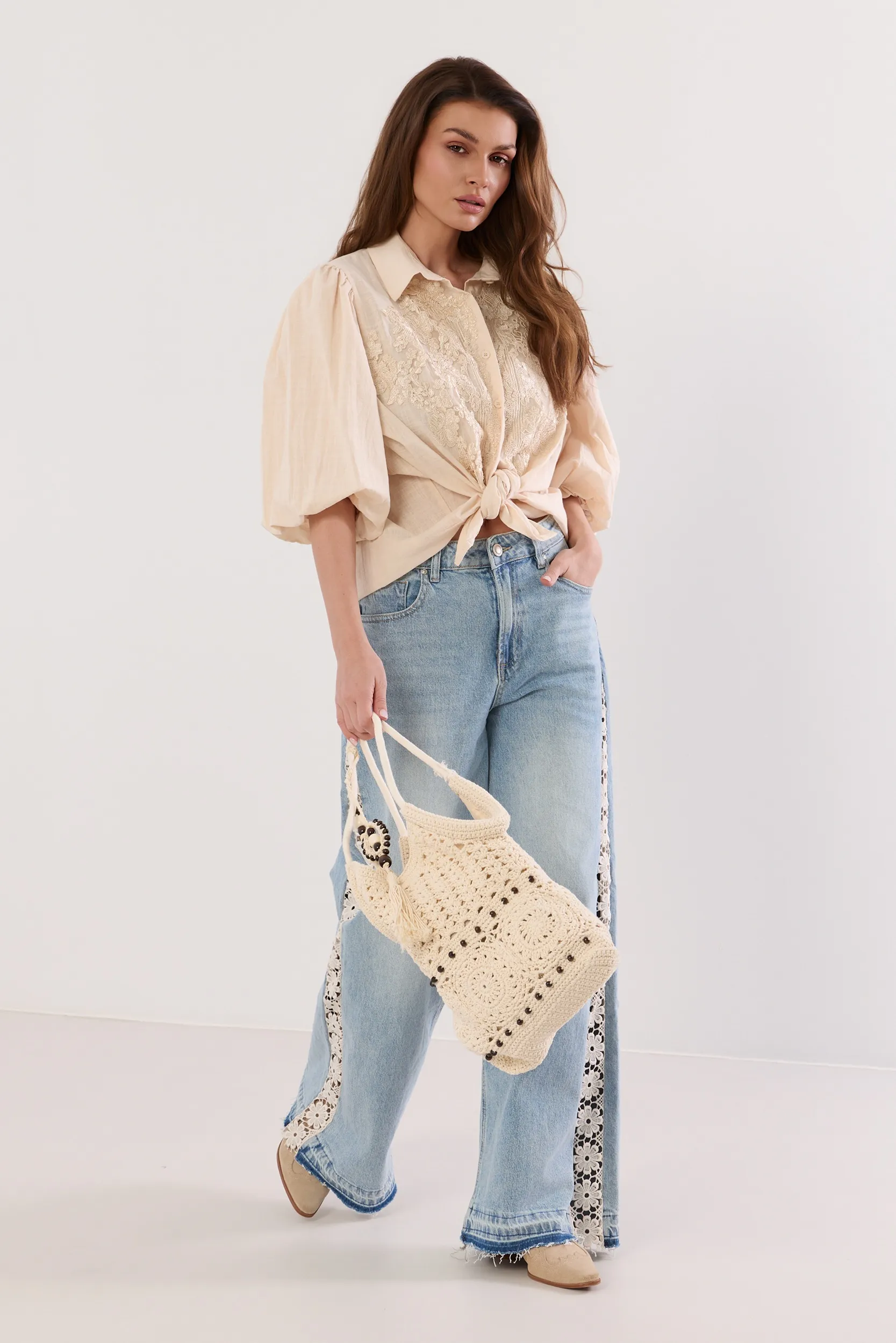 Koszula z koronkowym panelem i bufiastymi rękawami