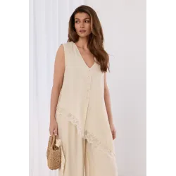 Komplet z asymetryczną bluzką z koronką i szerokimi spodniami