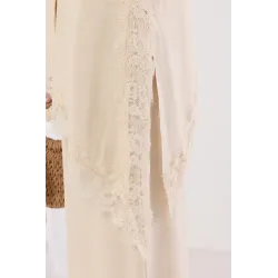 Komplet z asymetryczną bluzką z koronką i szerokimi spodniami