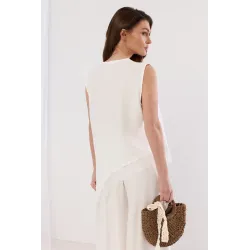 Komplet z asymetryczną bluzką z koronką i szerokimi spodniami