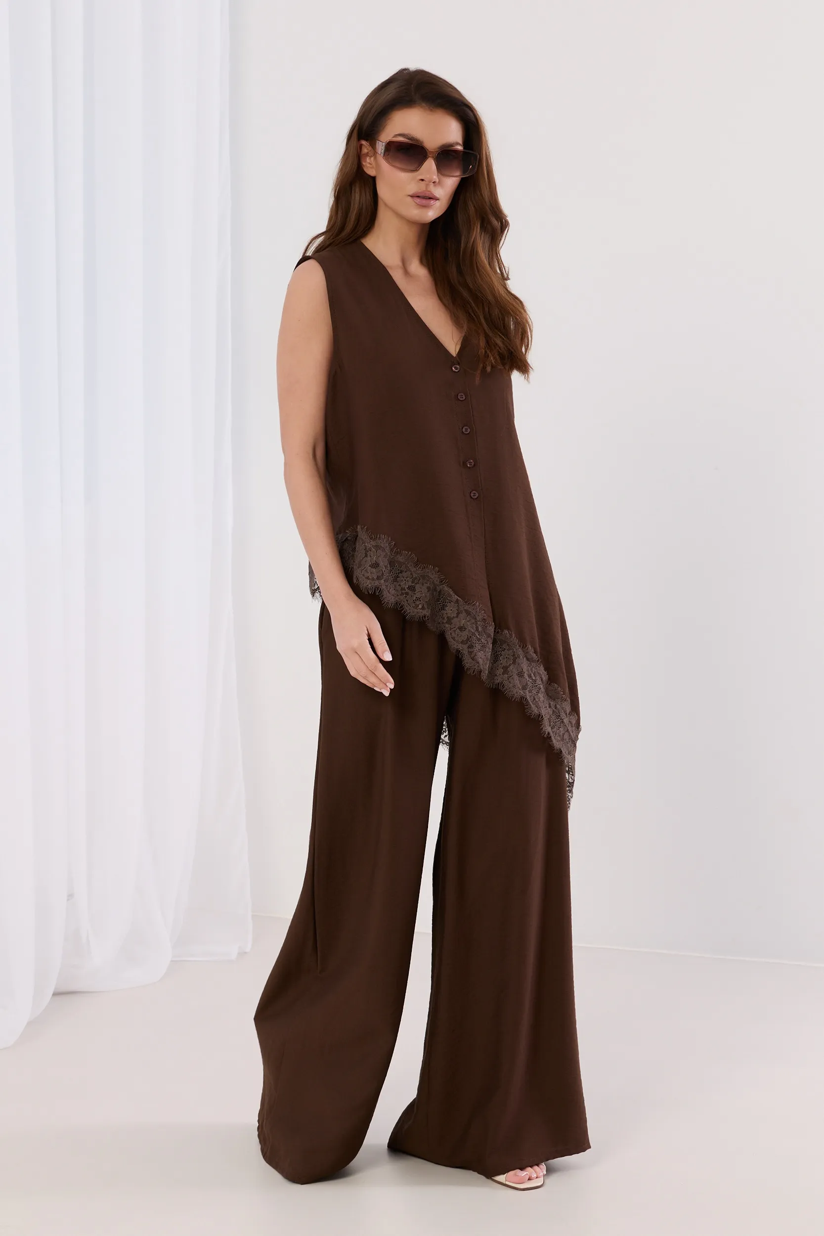 Komplet z asymetryczną bluzką z koronką i szerokimi spodniami