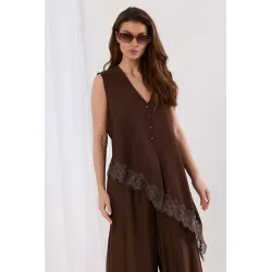 Komplet z asymetryczną bluzką z koronką i szerokimi spodniami