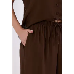 Komplet z asymetryczną bluzką z koronką i szerokimi spodniami