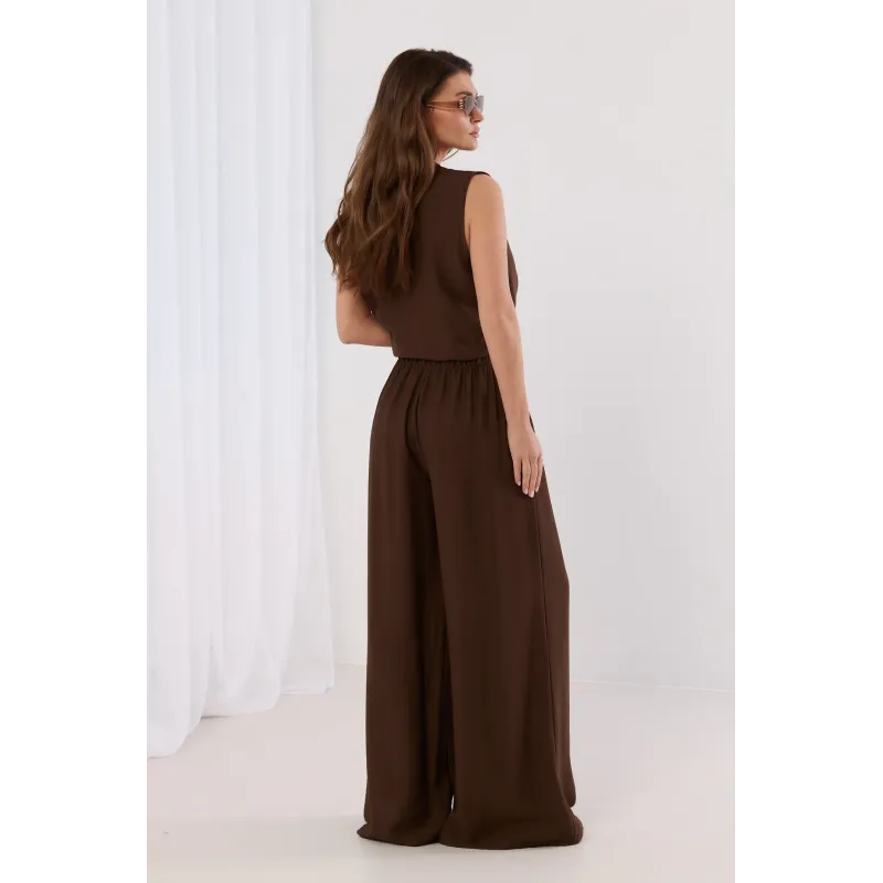 Komplet z asymetryczną bluzką z koronką i szerokimi spodniami