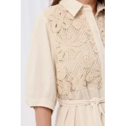 Sukienka maxi z szydełkową aplikacją i wiązaniem w talii