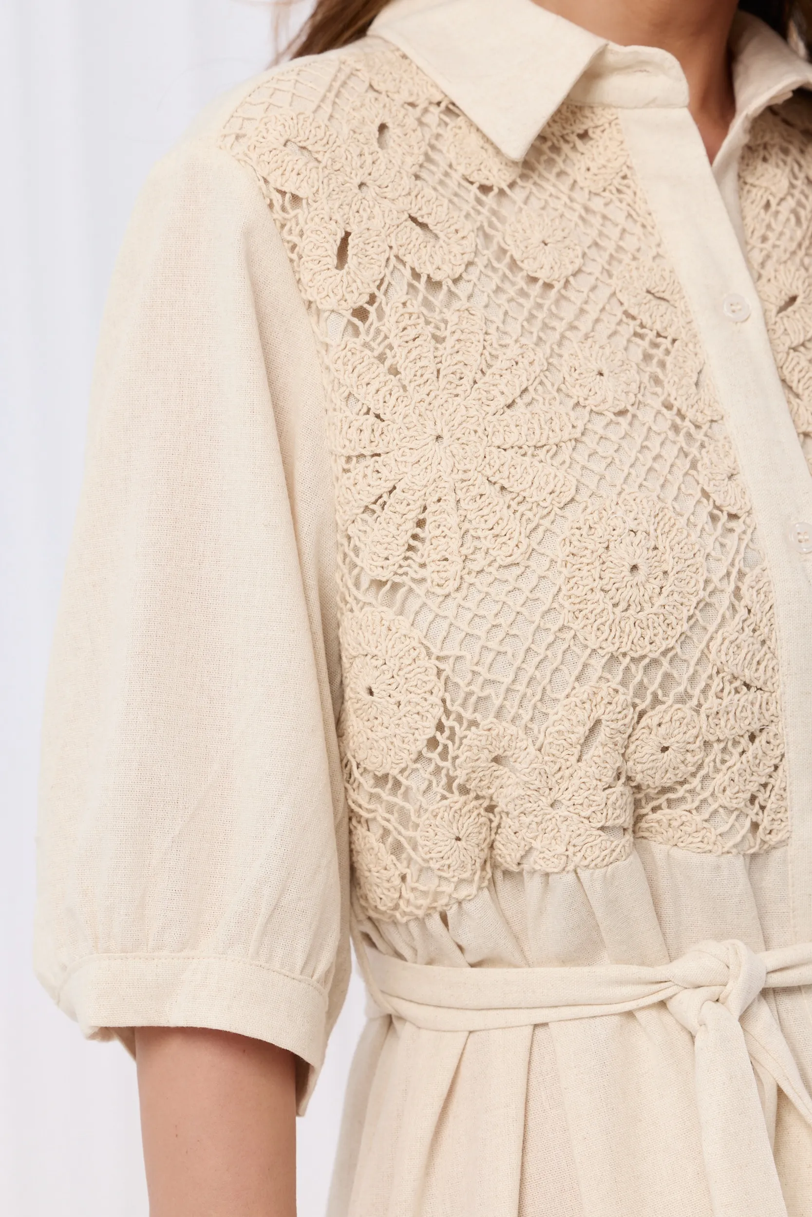 Sukienka maxi z szydełkową aplikacją i wiązaniem w talii