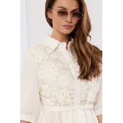 Sukienka maxi z szydełkową aplikacją i wiązaniem w talii