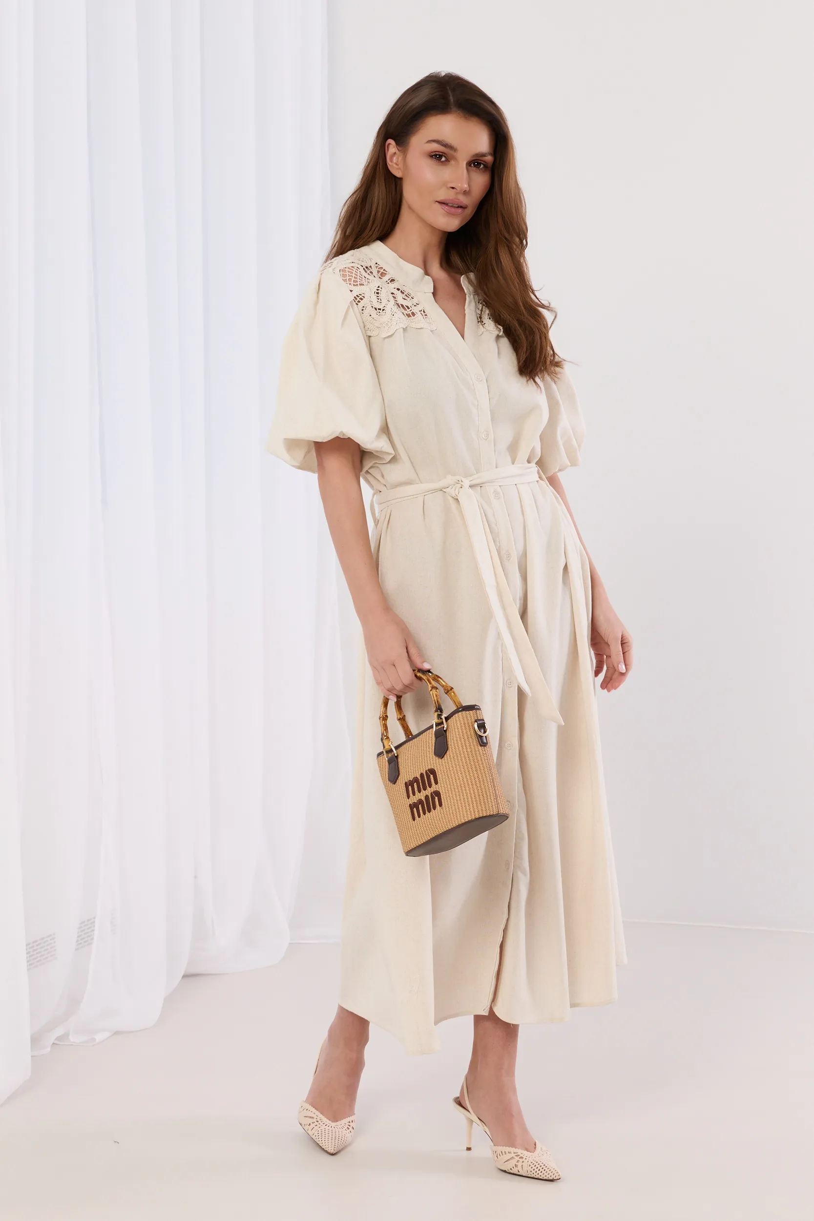 Sukienka szmizjerka z haftem na ramionach