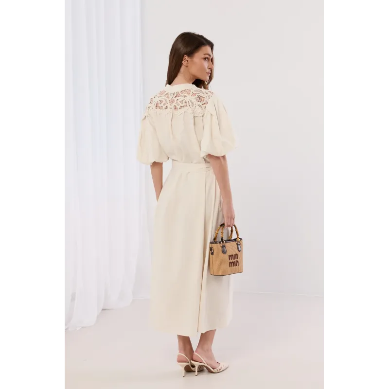 Sukienka szmizjerka z haftem na ramionach