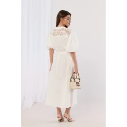 Sukienka szmizjerka z haftem na ramionach