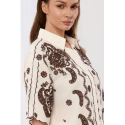 Koszula z ozdobnym haftem