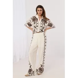 Koszula z ozdobnym haftem