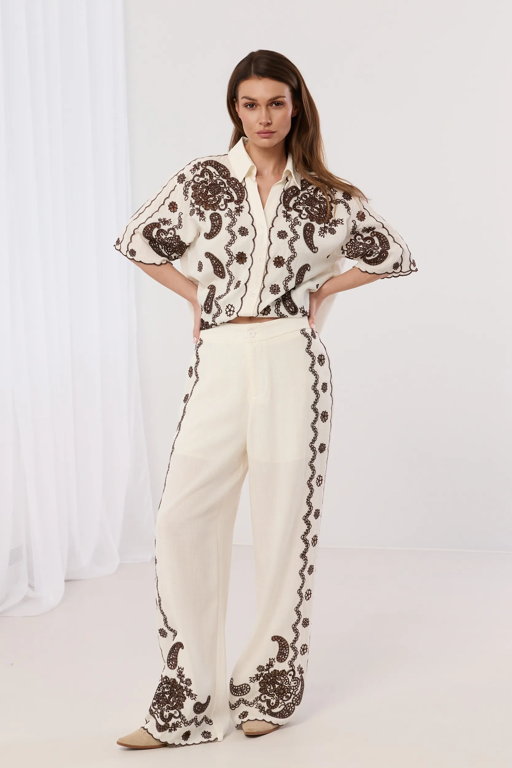 Koszula z ozdobnym haftem