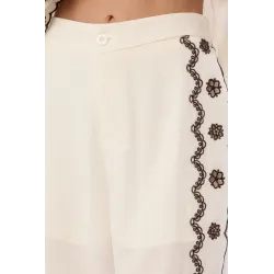 Koszula z ozdobnym haftem