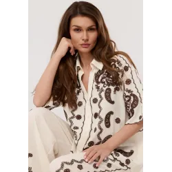 Koszula z ozdobnym haftem
