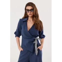 Bluzka kopertowa z kontrastową wstążką w paski