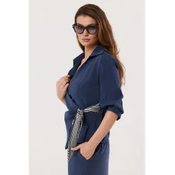 Bluzka kopertowa z kontrastową wstążką w paski