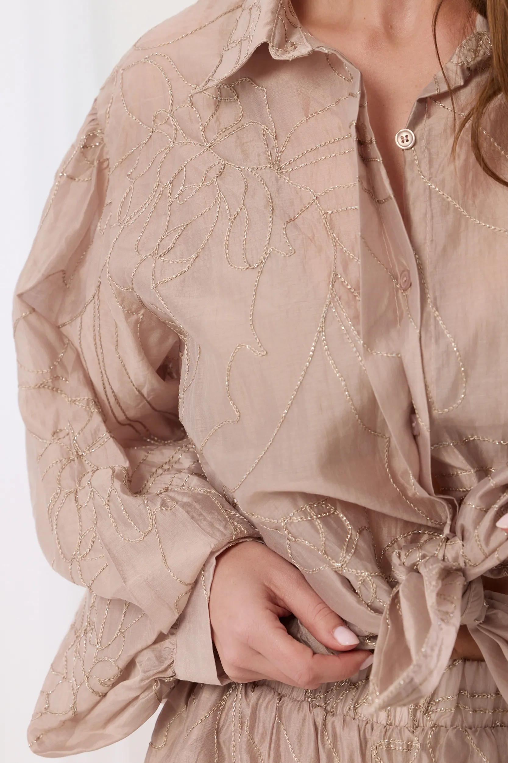 Koszula oversize z połyskującym haftem
