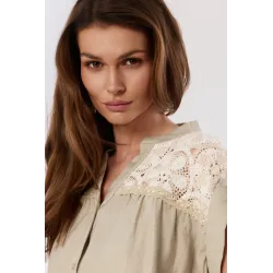 Koszula z krótkim rękawem z haftem na ramionach