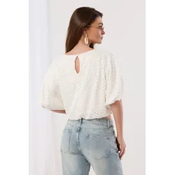 Ażurowa bluzka boho o ozdobnym spolcie