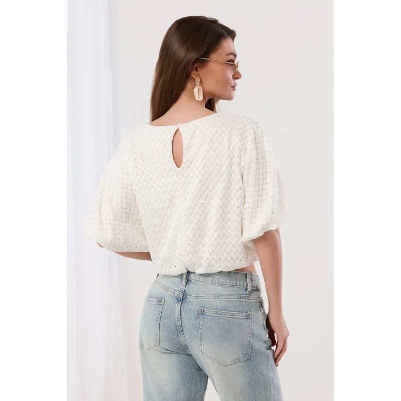 Ażurowa bluzka boho o ozdobnym spolcie