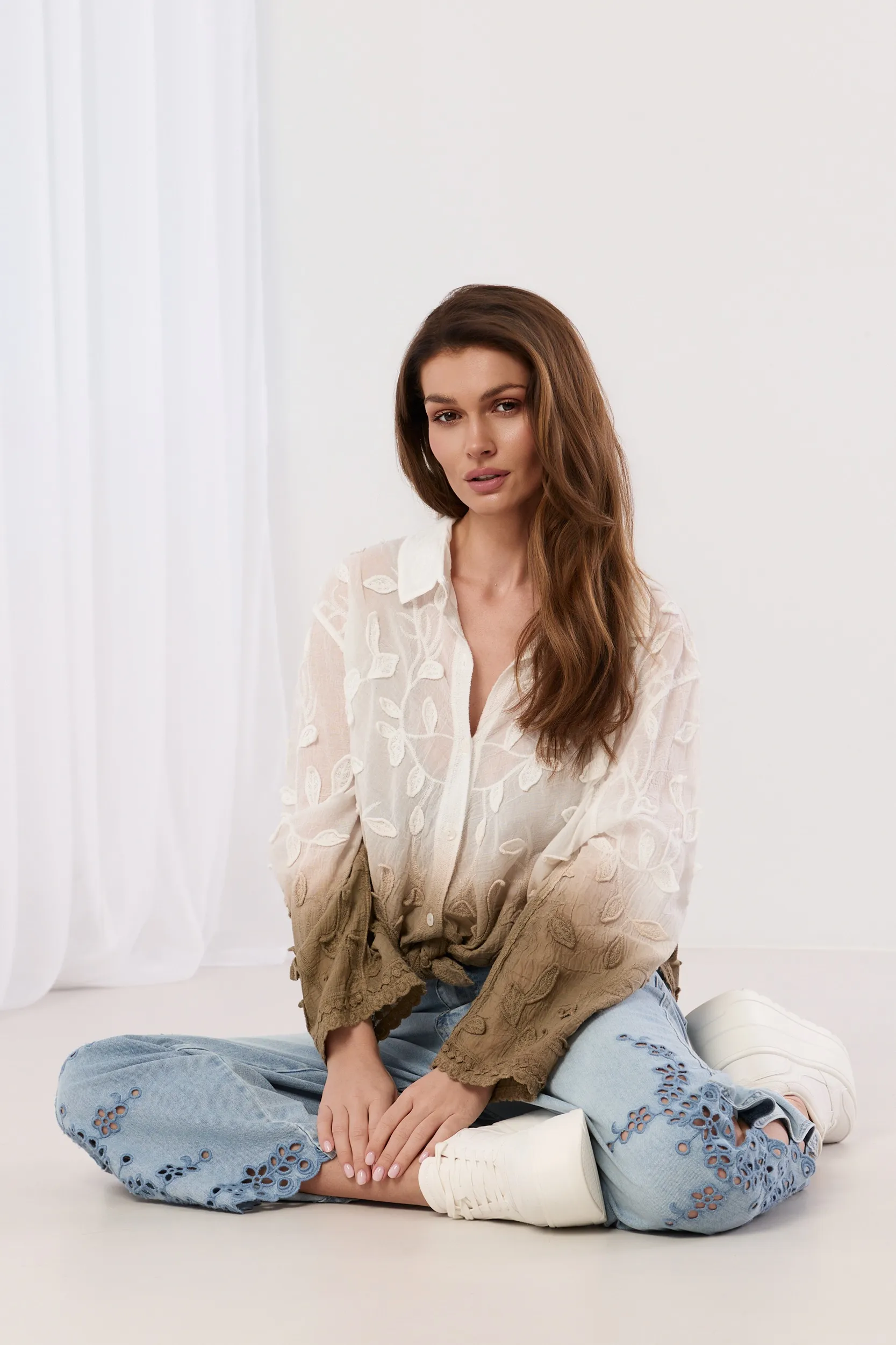 Koszula z kwiatowym haftem i efektem ombre