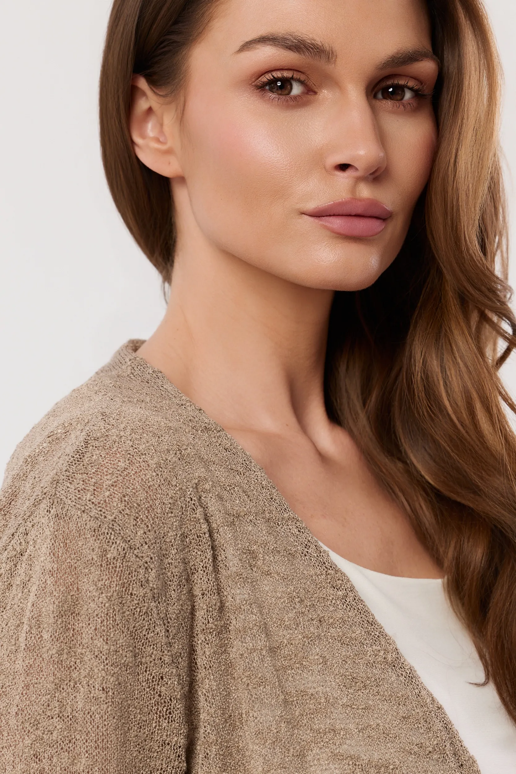 Kardigan o lekkim splocie