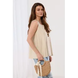 Lniany top z ozdobnym naszyjnikiem