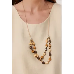 Lniany top z ozdobnym naszyjnikiem