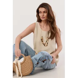 Lniany top z ozdobnym naszyjnikiem