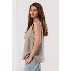Lniany top z ozdobnym naszyjnikiem