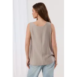 Lniany top z ozdobnym naszyjnikiem