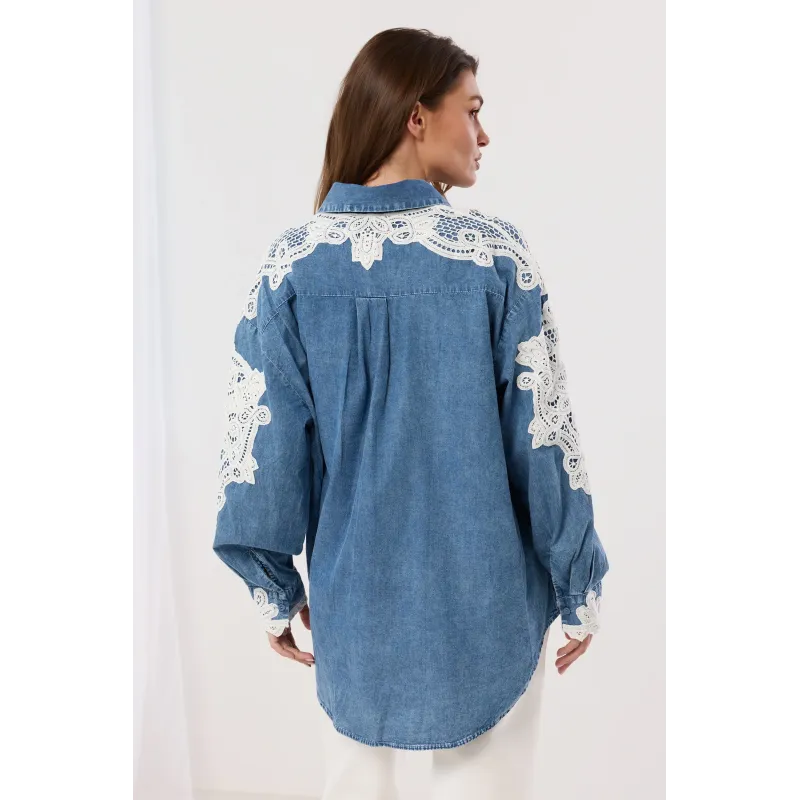 Jeansowa koszula z haftowanym zdobieniem