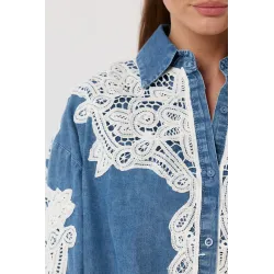 Jeansowa koszula z haftowanym zdobieniem