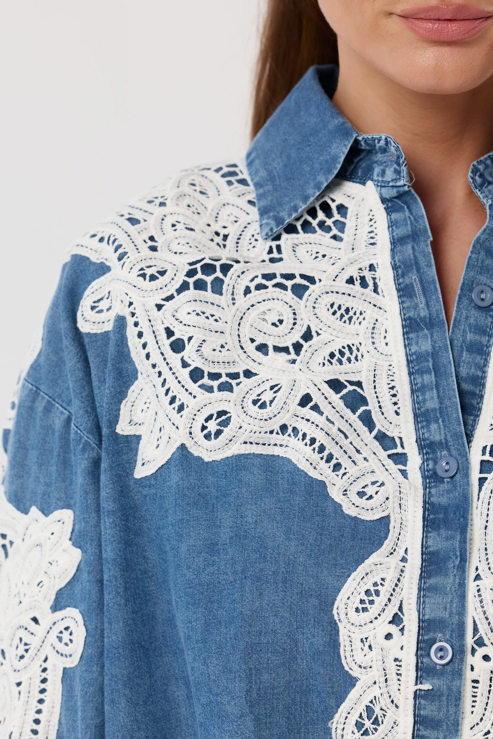 Jeansowa koszula z haftowanym zdobieniem