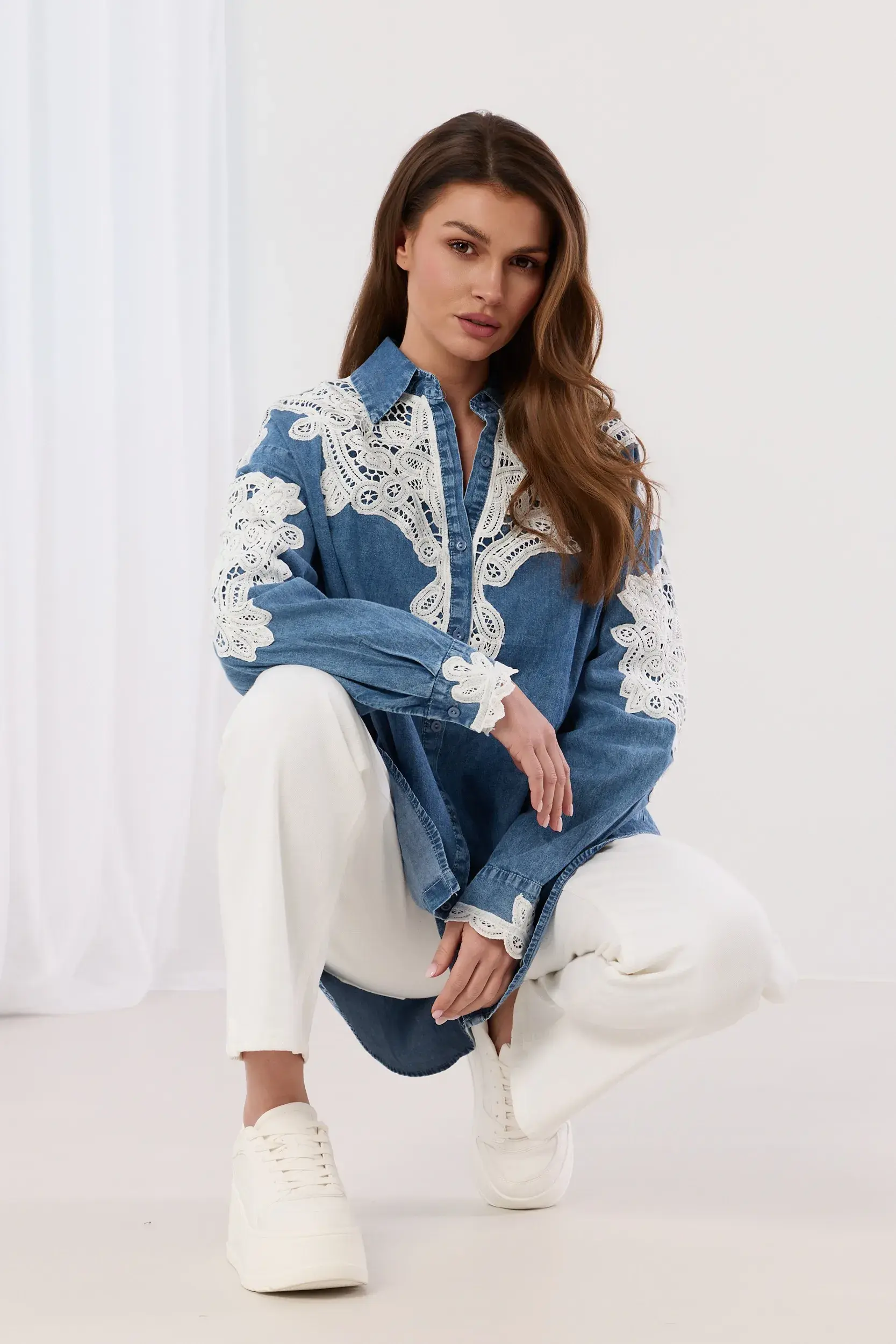 Jeansowa koszula z haftowanym zdobieniem