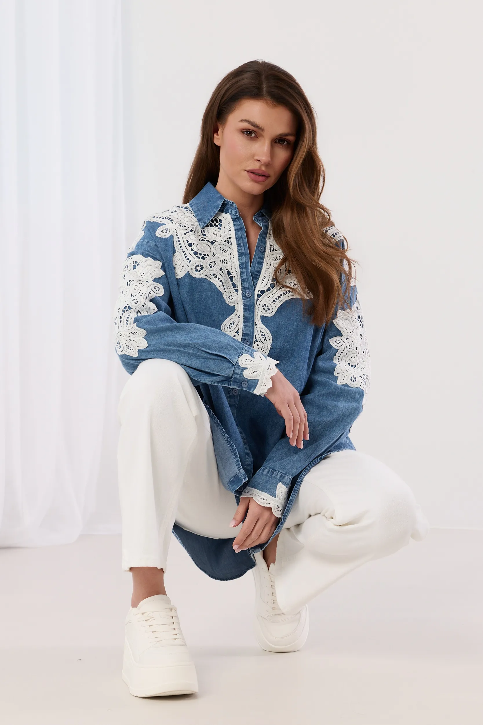 Jeansowa koszula z haftowanym zdobieniem
