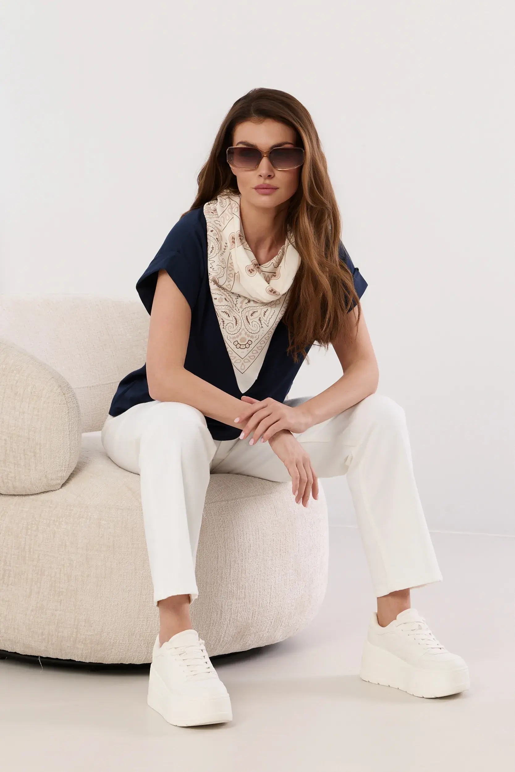 Bluzka oversize z ozdobną apaszką z wzorem paisley