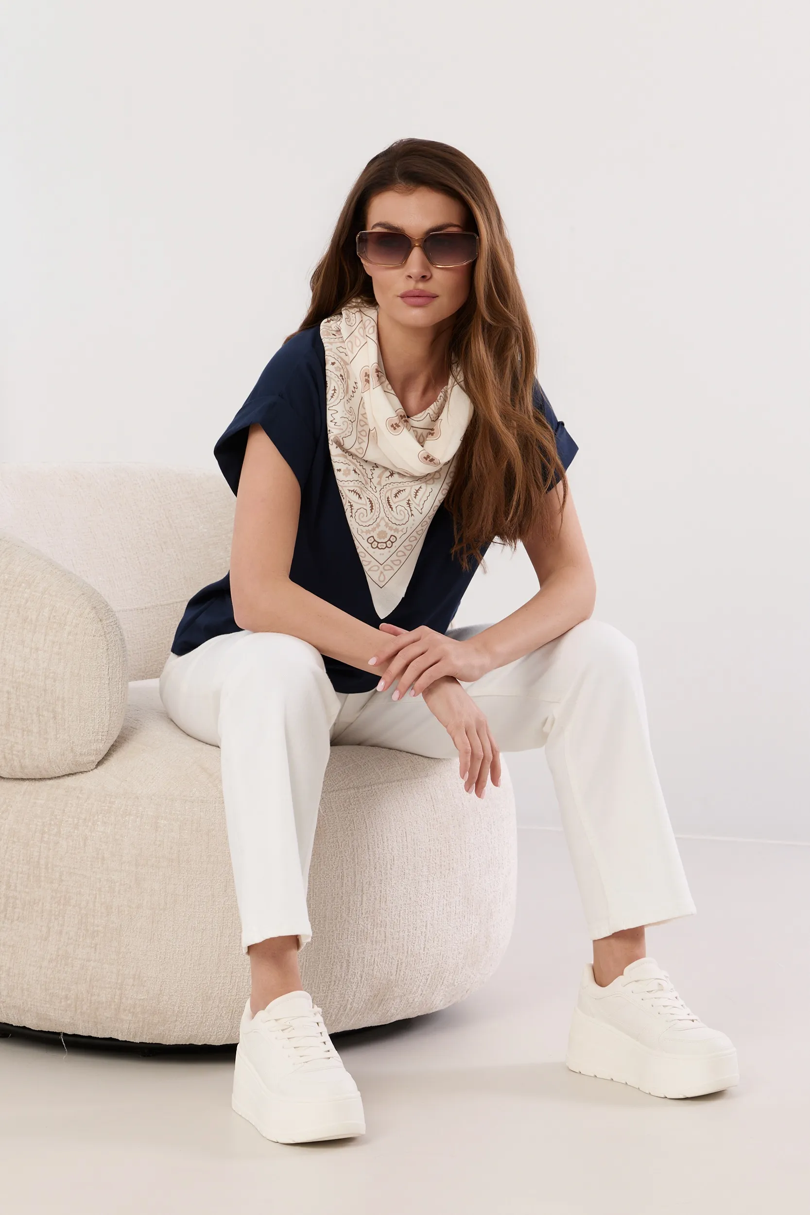 Bluzka oversize z ozdobną apaszką z wzorem paisley