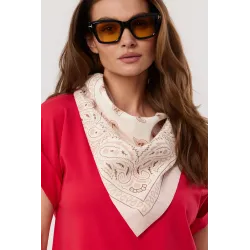 Bluzka oversize z ozdobną apaszką z wzorem paisley