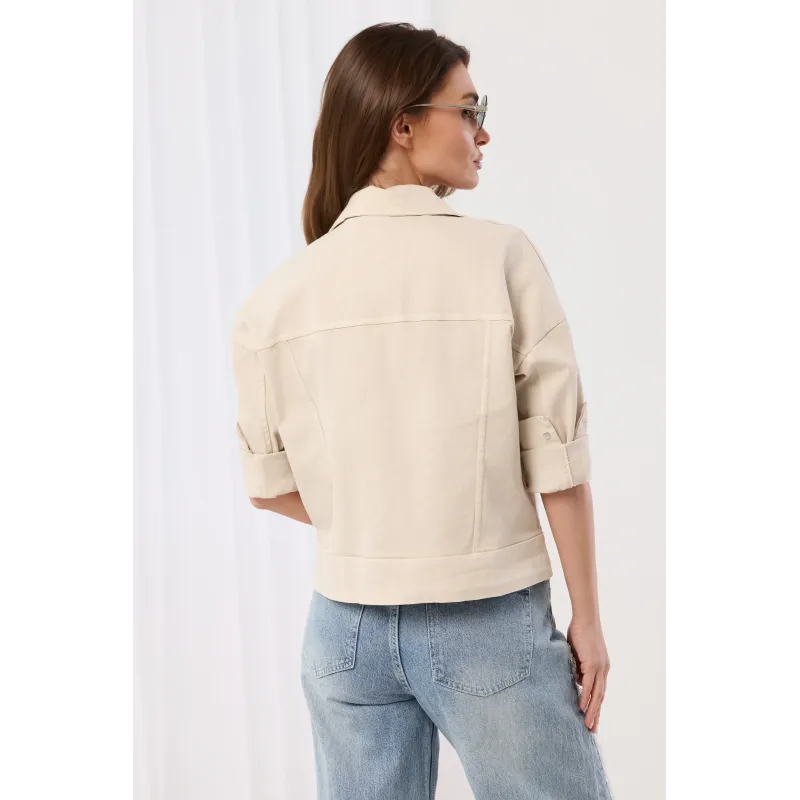 Krótka kurtka z kieszeniami i dekoracyjnymi guzikami