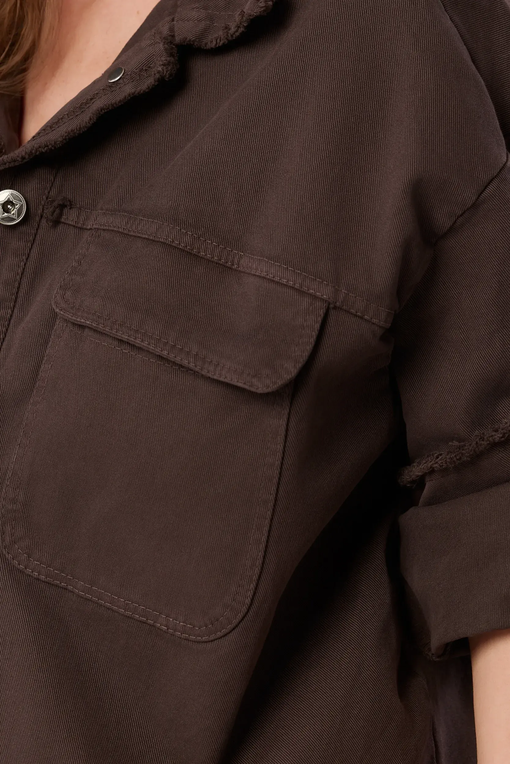 Kurtka z kieszeniami cargo i postrzępionym brzegiem