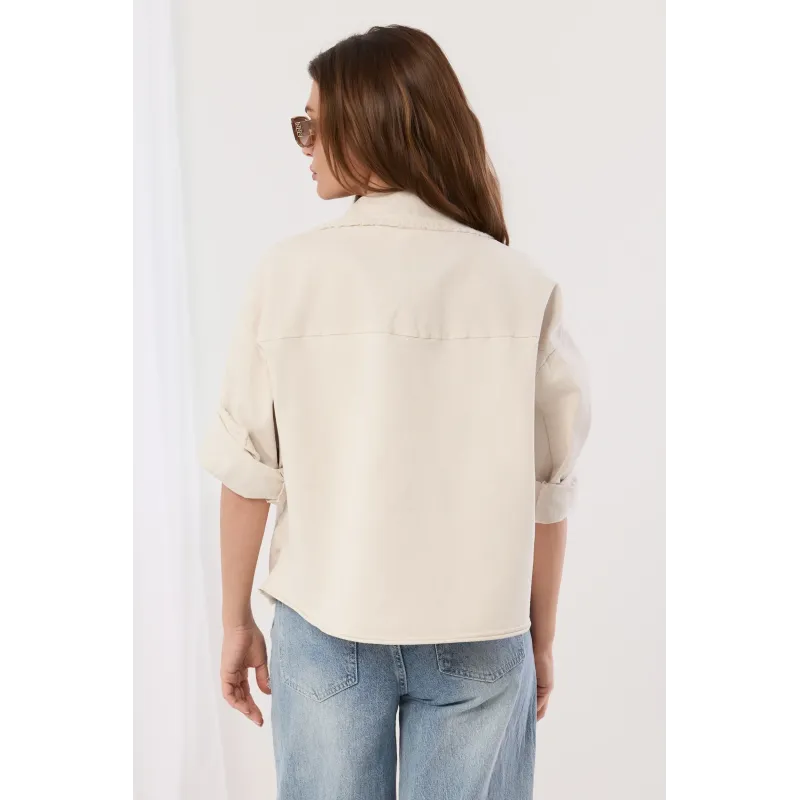 Kurtka z kieszeniami cargo i postrzępionym brzegiem