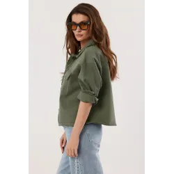 Kurtka z kieszeniami cargo i postrzępionym brzegiem